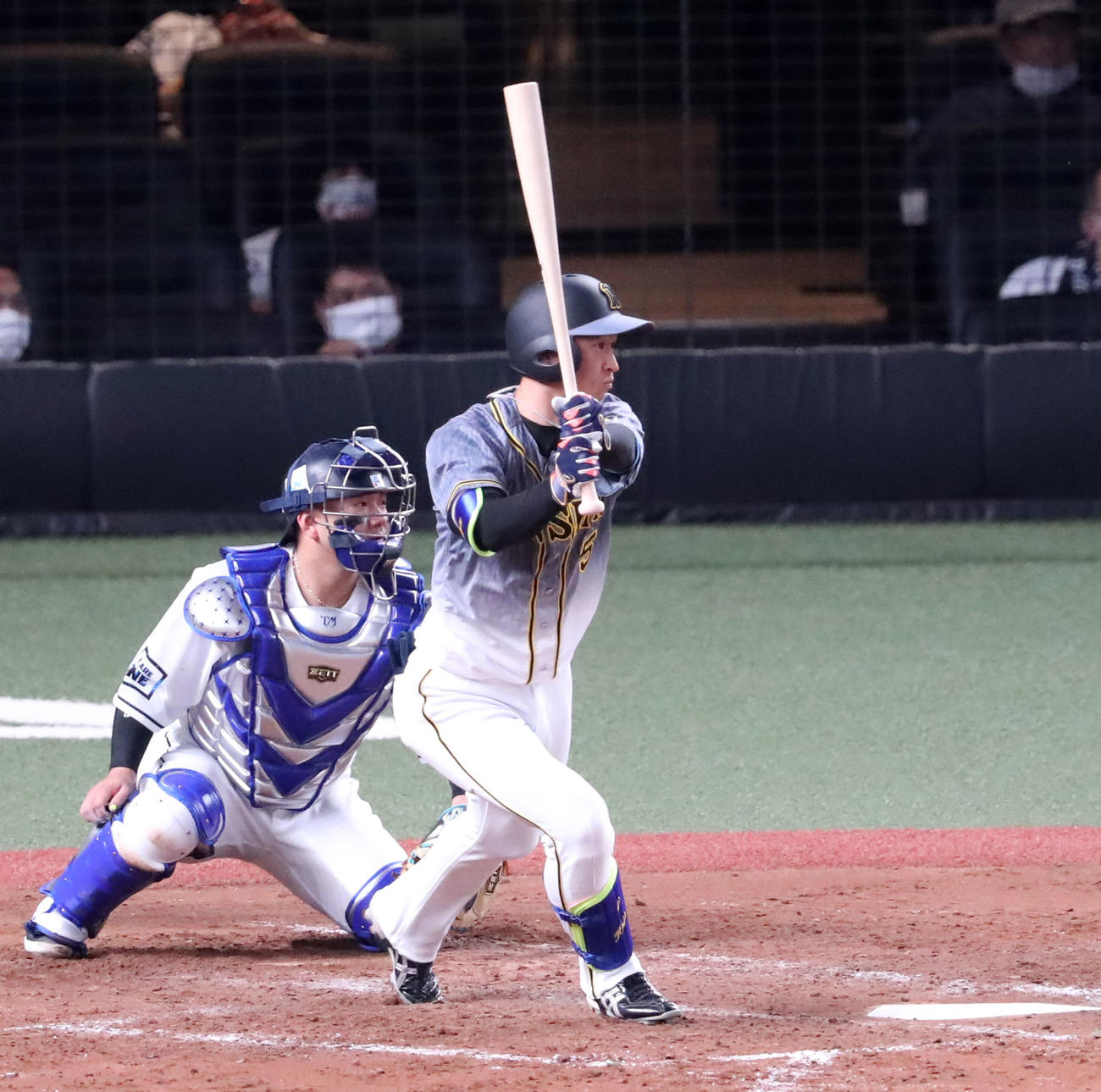 全パ対全セ　5回表全セ無死三塁、近本は左前適時打を放つ（撮影・加藤哉）