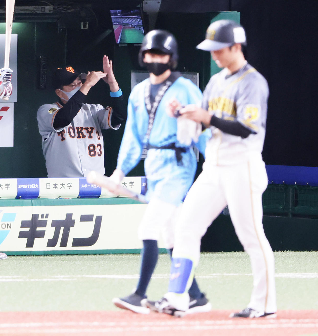 全パ対全セ　9回表全セ1死二、三塁、申告敬遠された近本（右）。左は原監督（撮影・足立雅史）