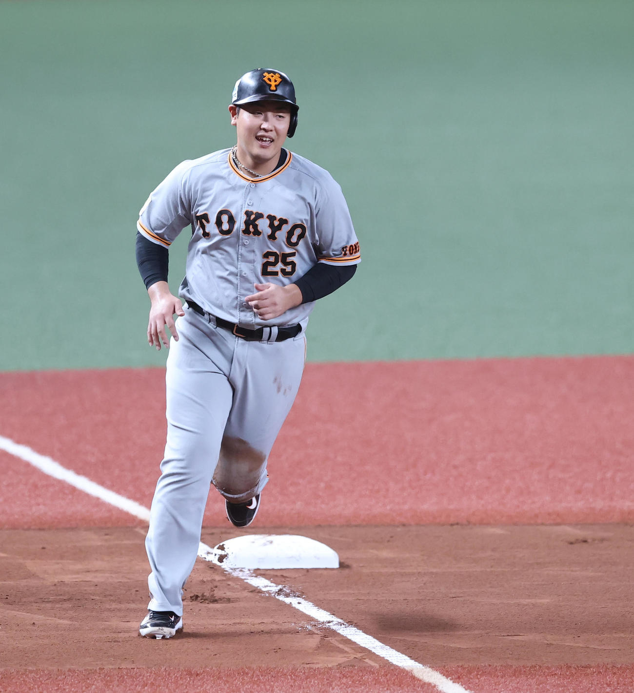 全パ対全セ　6回表全セ2死二塁、菊池の2点本塁打で笑いながら本塁へ向かう岡本和（撮影・垰建太）