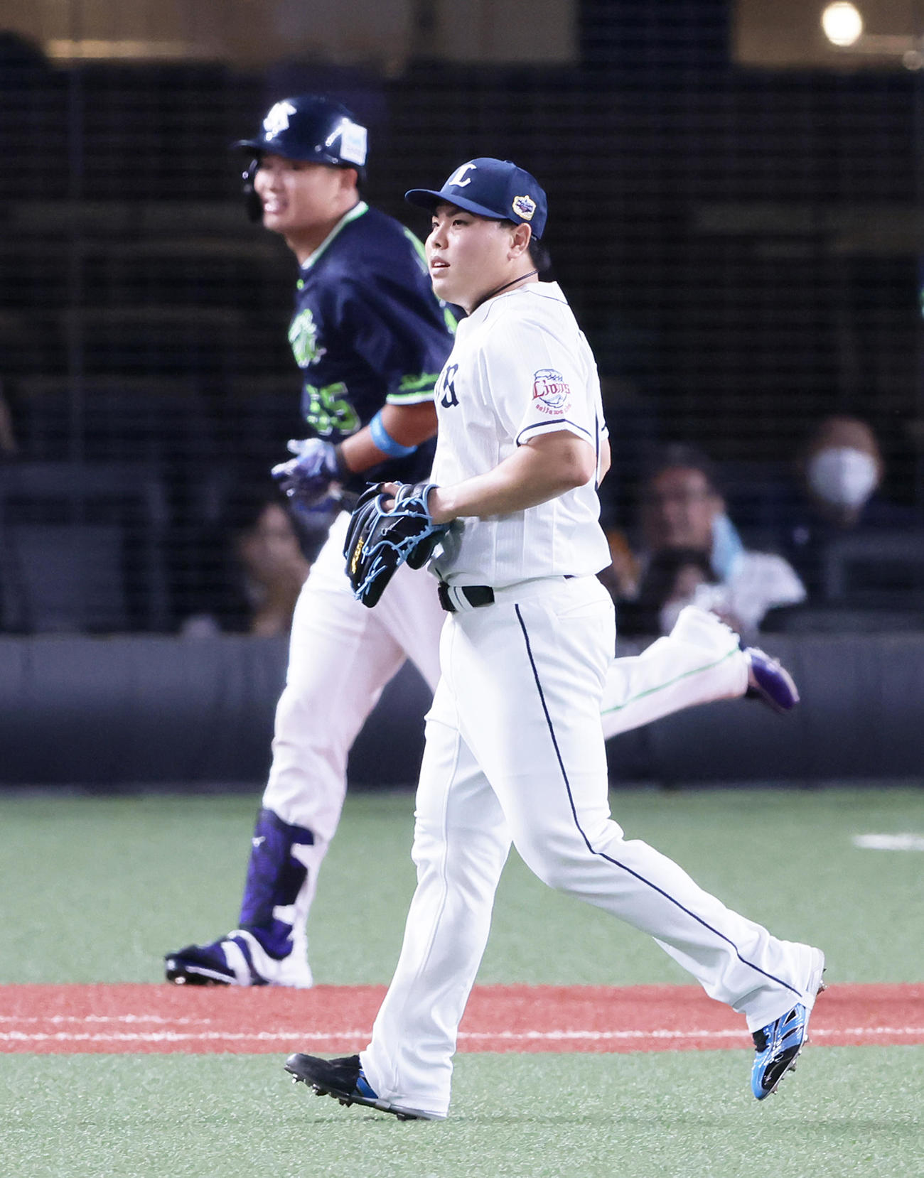 全パ対全セ　8回表全セ1死、代打村上（後方）を一飛に仕留めた平良（撮影・足立雅史）