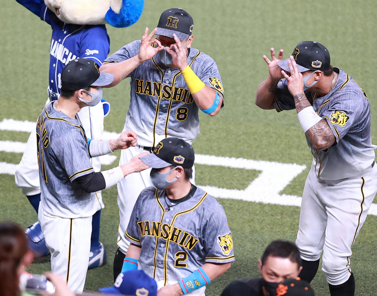 全パ対全セ　5－4で勝利し、何やらポーズを作っておどける佐藤輝（中央）ら阪神の選手たち（撮影・浅見桂子）
