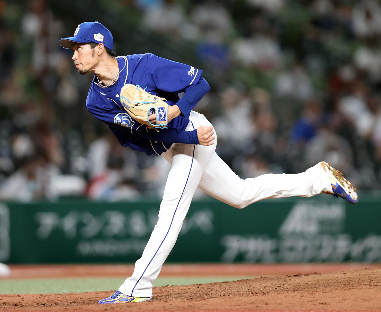 全パ対全セ　6回裏から登板する又吉（撮影・狩俣裕三）