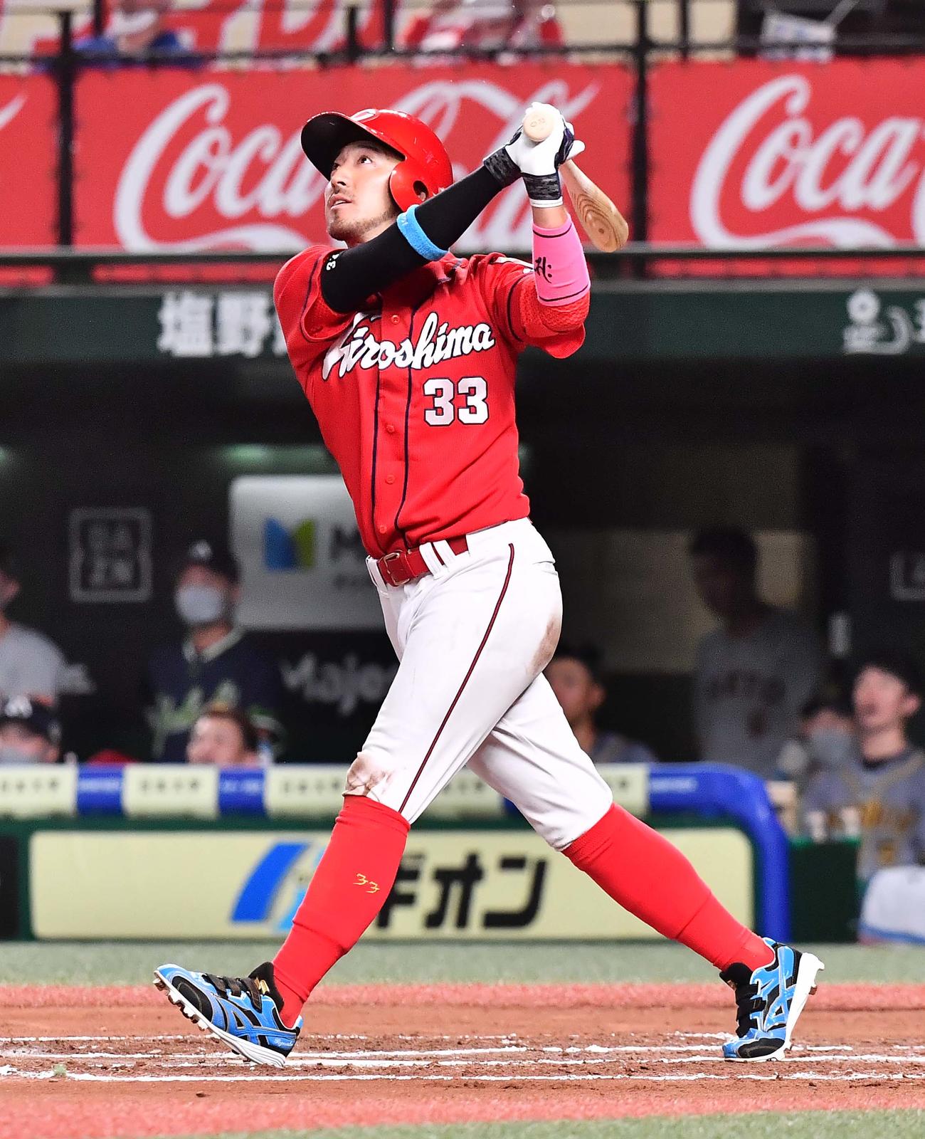 6回表全セ2死二塁、左越え2点本塁打を放つ菊池涼（撮影・上田博志）