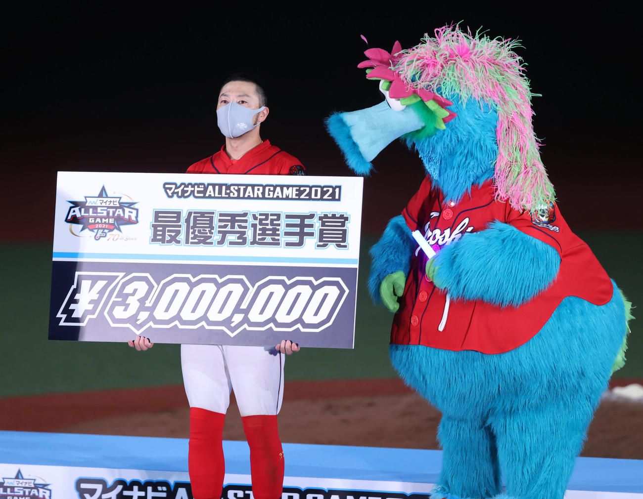 全パ対全セ　最優秀選手賞を受賞し写真に納まる全セ菊池（撮影・垰建太）