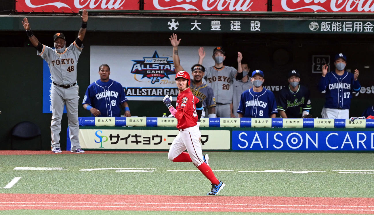 全パ対全セ　6回表全セ2死二塁、左越えに勝ち越しの2点本塁打を放った菊池（撮影・たえ見朱実）