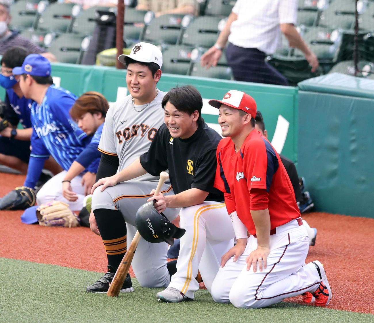 全パ対全セ　試合前、記念写真に納まる全セ岡本和（左）、鈴木（右）、全パ甲斐（撮影・垰建太）