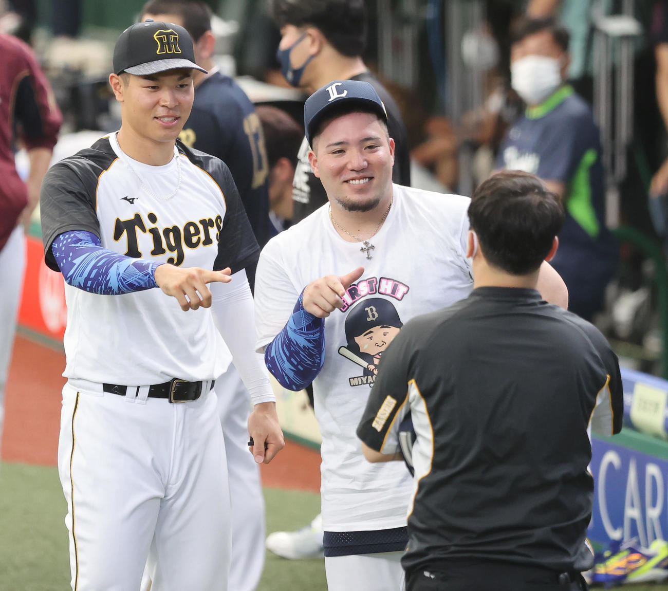全パ対全セ　試合前、全パ山川（右）は全セ佐藤輝と笑顔でZポーズ（撮影・垰建太）