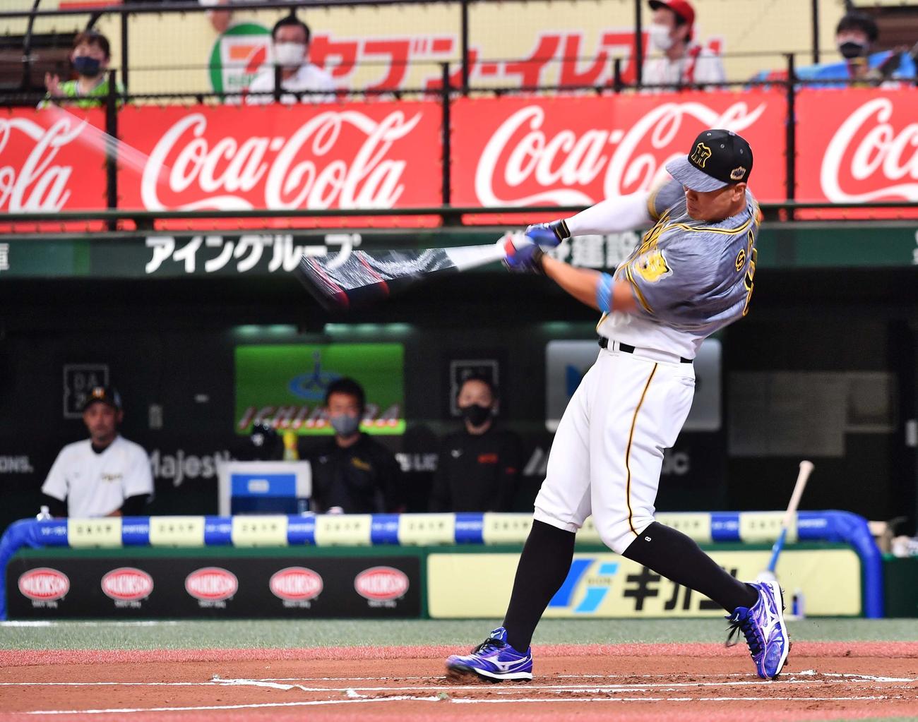全パ対全セ　ホームランダービーで柵越えする佐藤輝（撮影・上田博志）