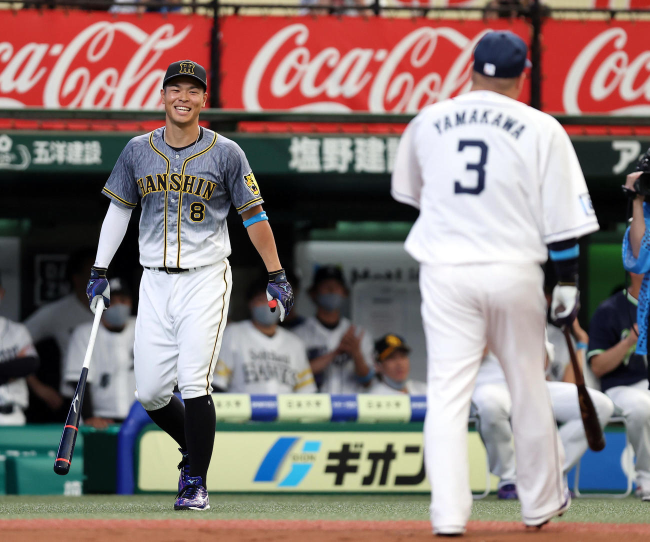 全パ対全セ　ホームランダービーで山川の打席後、苦笑いする佐藤輝（撮影・狩俣裕三）