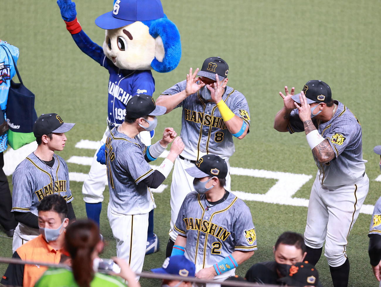 全パ対全セ　5－4で勝利し、何やらポーズを作っておどける佐藤輝（中央）ら阪神の選手たち（撮影・浅見桂子）