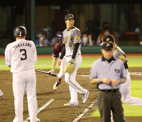 全パ対全セ　6回裏、全セ4番手で登板し無失点でベンチへ引き揚げる青柳（撮影・加藤哉）