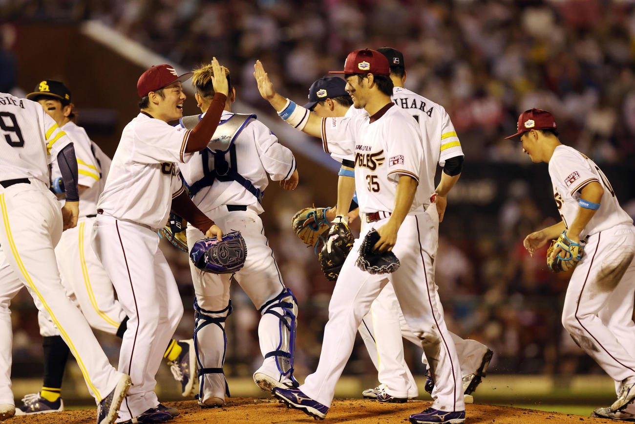 全パ対全セ　試合後、喜びを分かち合う松井（左）と島内（撮影・狩俣裕三）