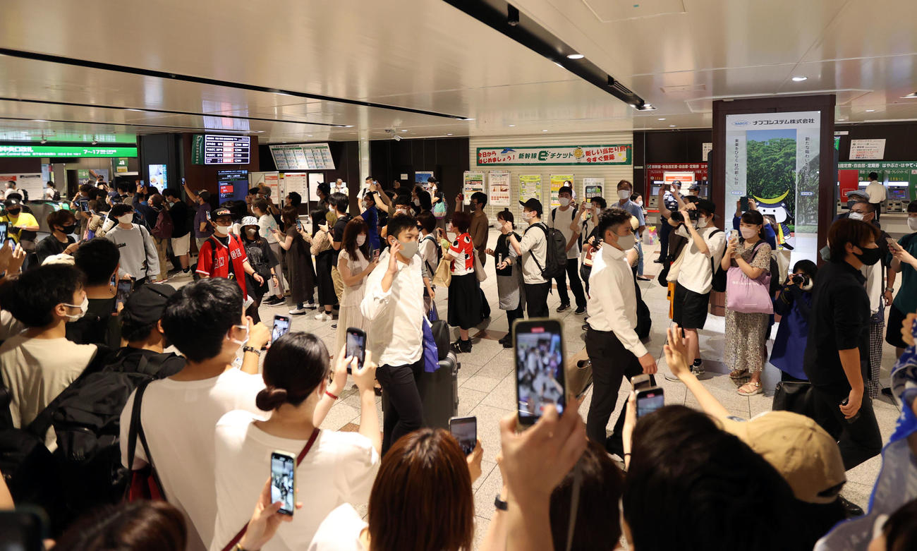 仙台駅で山崎（中央）ら選手を待ち受ける多くの人々（撮影・狩俣裕三）