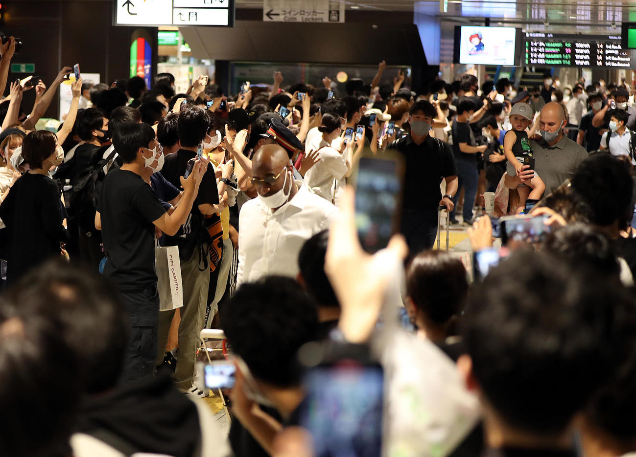 仙台駅でウィーラー（中央）ら選手を待ち受ける多くの人々（撮影・狩俣裕三）