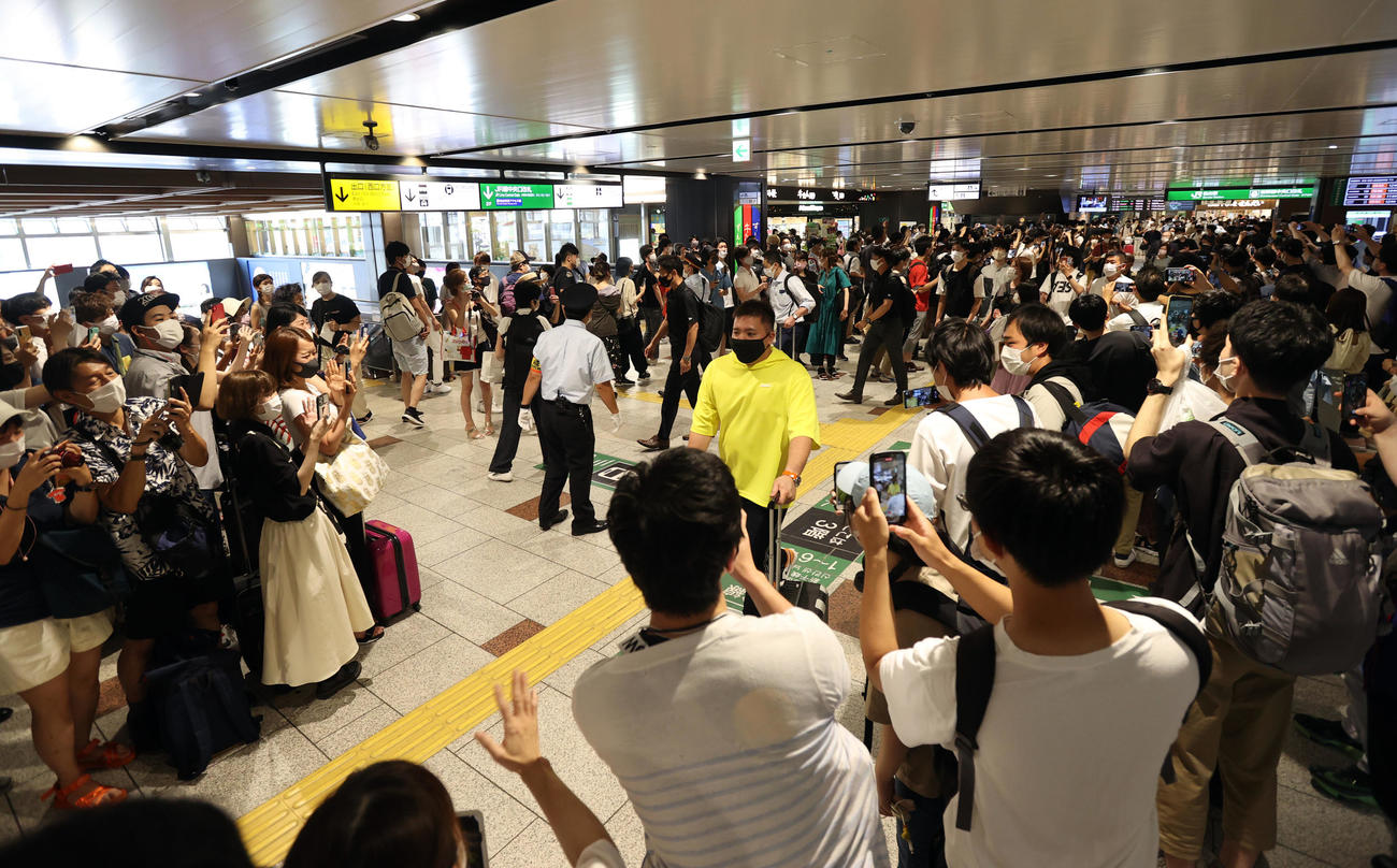 仙台駅で山川（中央）ら選手を待ち受ける多くの人々（撮影・狩俣裕三）