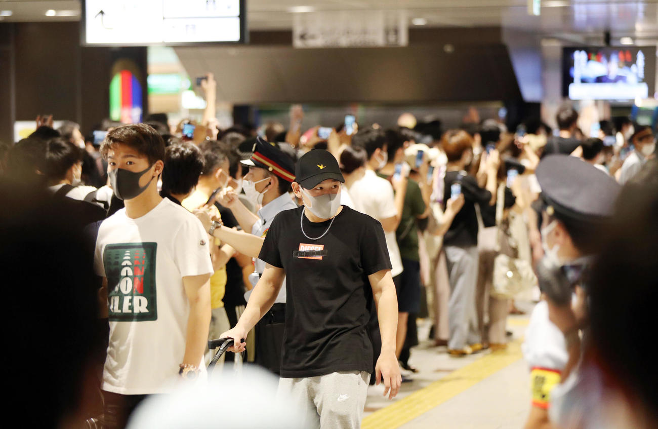 仙台駅で山本（左）、宮城ら選手を待ち受ける多くの人々（撮影・狩俣裕三）