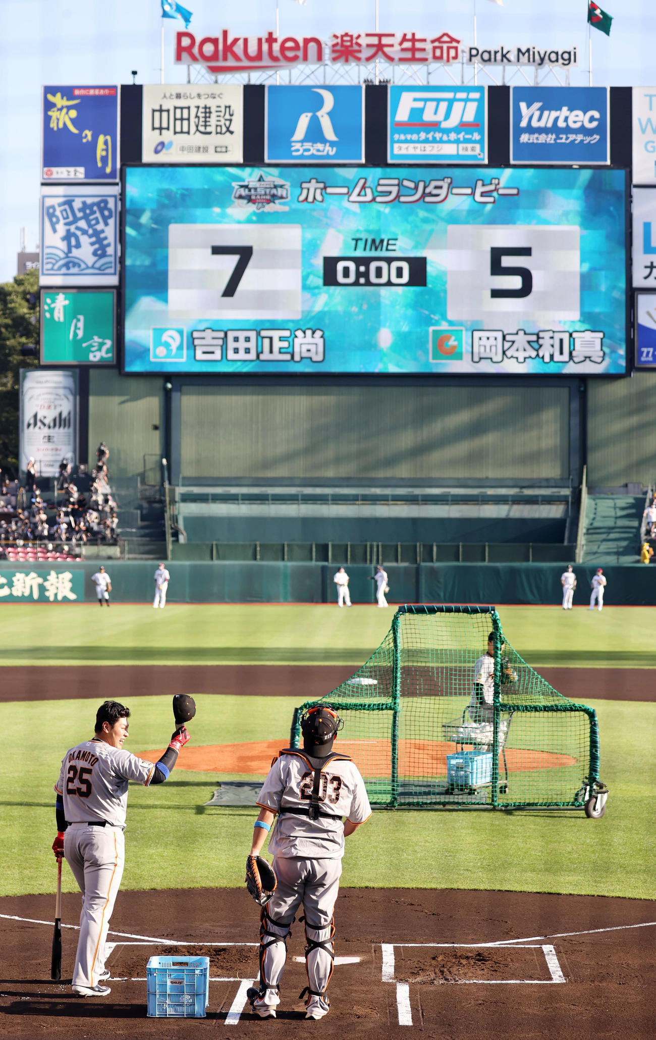 全パ対全セ　ホームランダービーで全パ吉田に敗れた全セ岡本和は笑顔を見せる（撮影・垰建太）