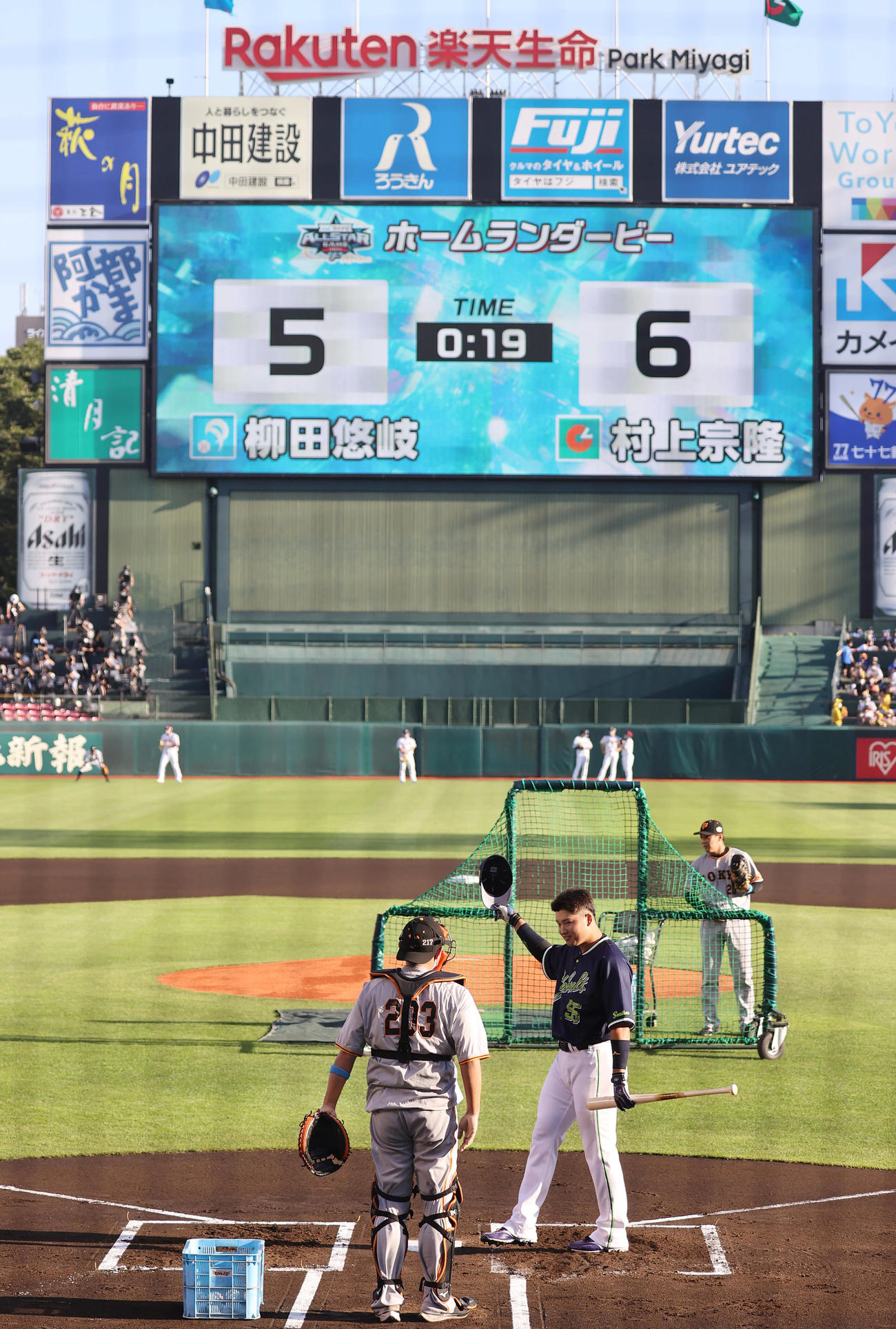 全パ対全セ　ホームランダービーで全パ柳田に勝利した全セ村上（撮影・垰建太）