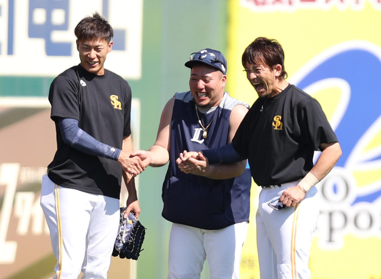 全パ対全セ　試合前、記念撮影する、左から柳田、山川、松田（撮影・狩俣裕三）