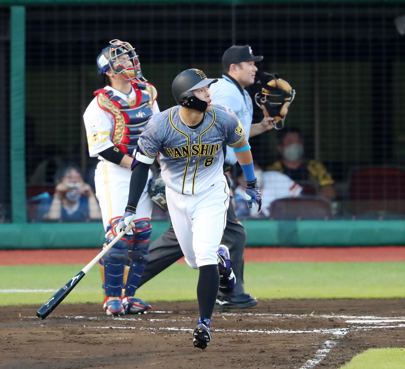 全パ対全セ　2回表全セ1死、佐藤輝は左越え本塁打を放つ（撮影・加藤哉）