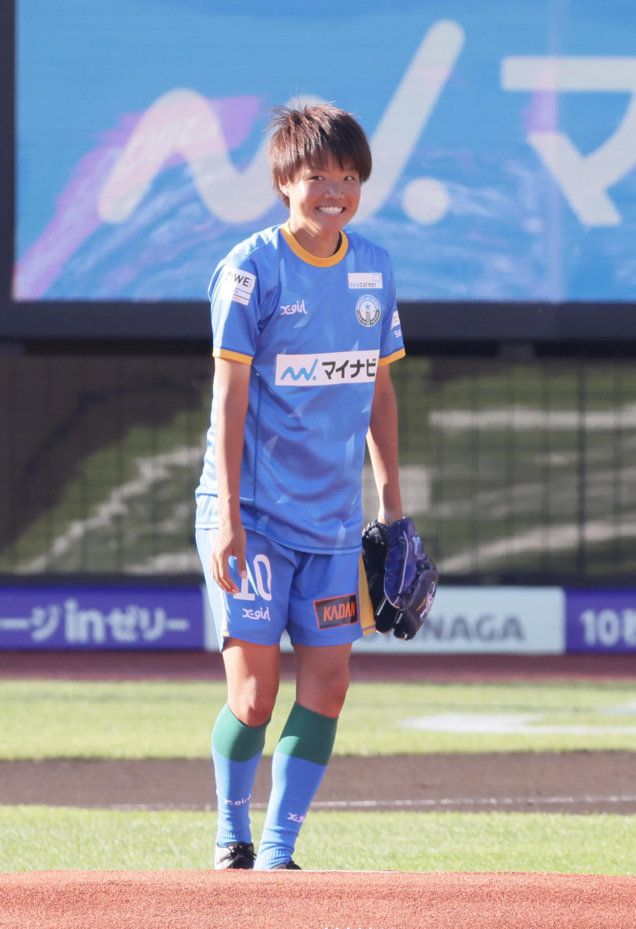 ファーストピッチセレモニーを務め笑顔を見せるマイナビ仙台レディース浜田遥（撮影・足立雅史）