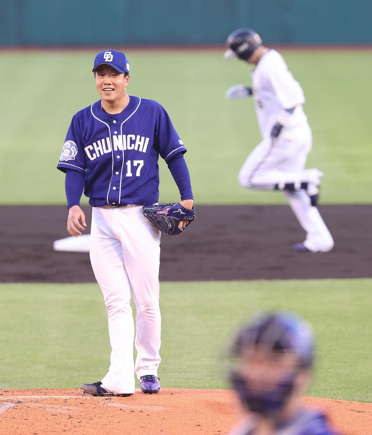 全パ対全セ　2回裏全パ2死、杉本（右）にソロ本塁打を浴び苦笑いの柳（撮影・垰建太）