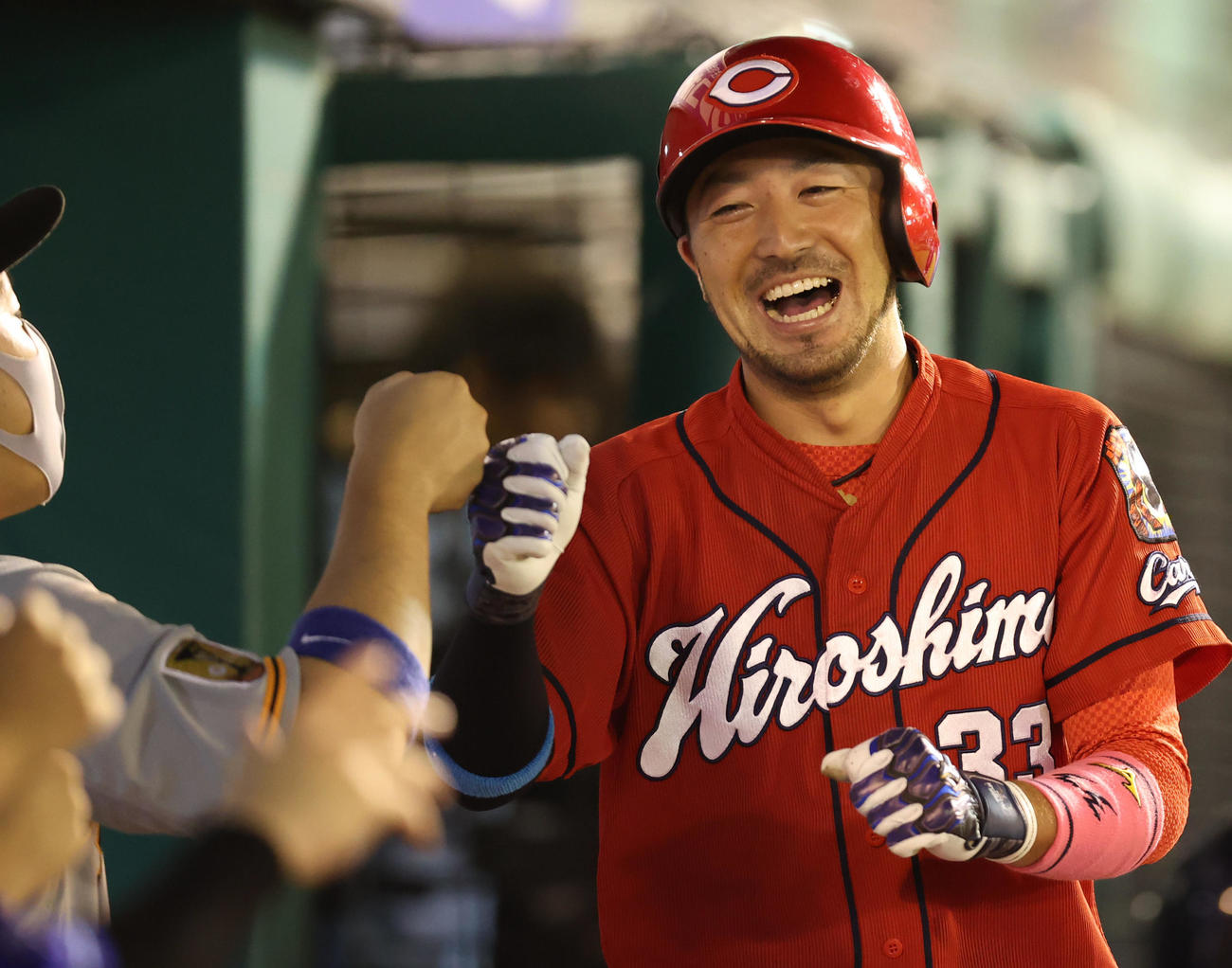全パ対全セ　8回表全セ無死一塁、坂本の適時二塁打で生還し、ベンチに迎えられる菊池涼（撮影・狩俣裕三）