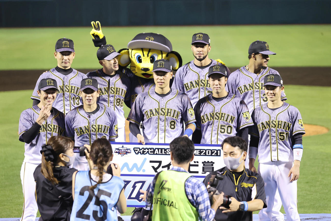 全パ対全セ　試合後記念写真に納まる阪神の選手たち。前列左から近本、梅野、佐藤輝、青柳、中野、後列左から岩崎、矢野監督、トラッキー、スアレス、マルテ（撮影・垰建太）