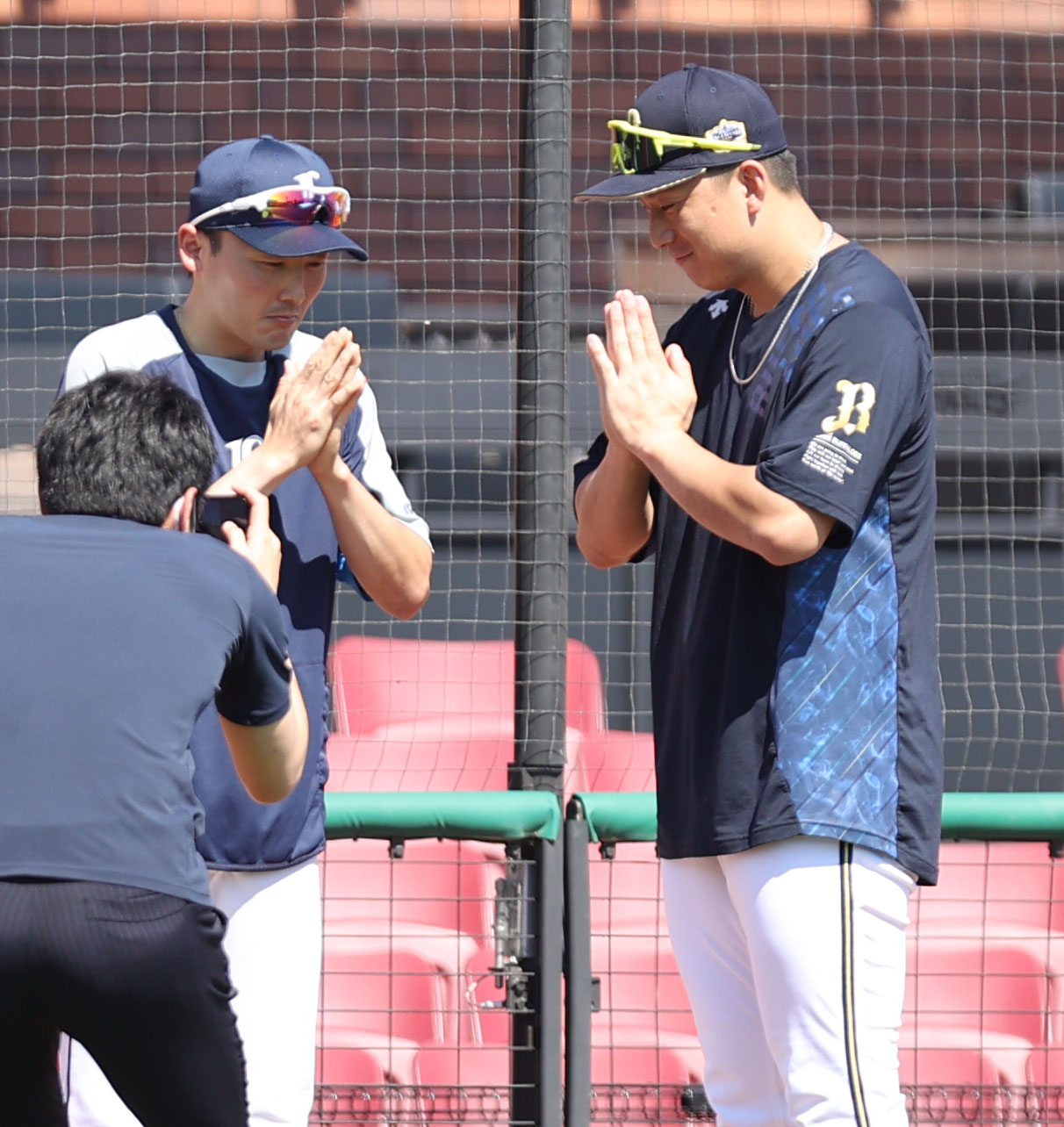 全パ対全セ　試合前、手を合わせ、記念撮影する源田（左）と杉本（撮影・狩俣裕三）