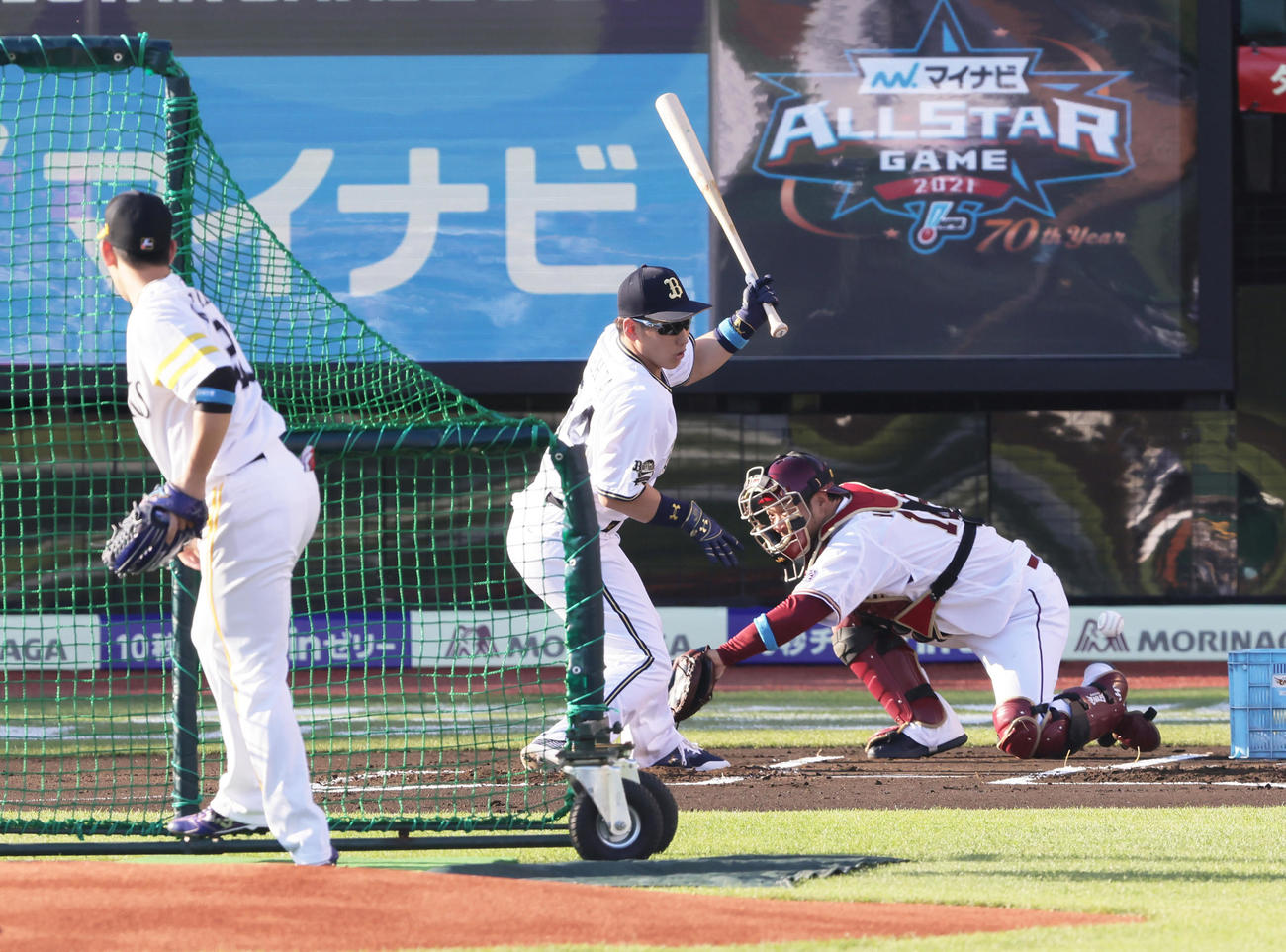 ホームランダービーで投手のソフトバンク栗原（左）から死球を受けるオリックス吉田正（撮影・足立雅史）