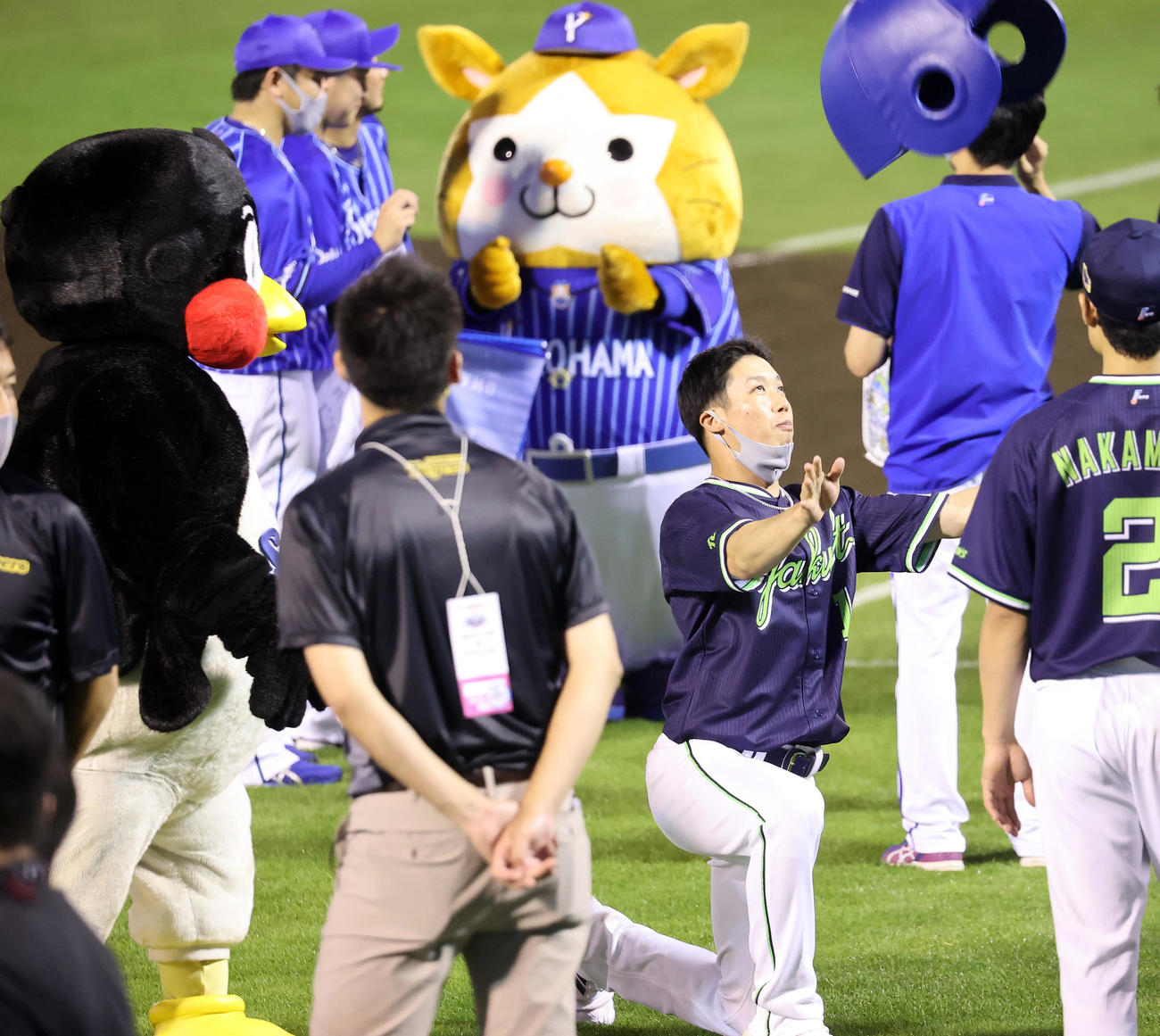 全パ対全セ　試合後、つば九郎の帽子でくるりんぱを披露するヤクルト山田哲（中央）（撮影・垰建太）
