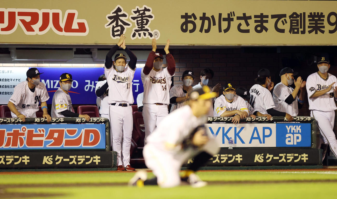 全パ対全セ　9回表全セ2死、最後の打者菊池が三飛を松田がキャッチし、勝利を喜ぶ宮城（後方中央左）と則本（同右）ら全パベンチ（撮影・狩俣裕三）