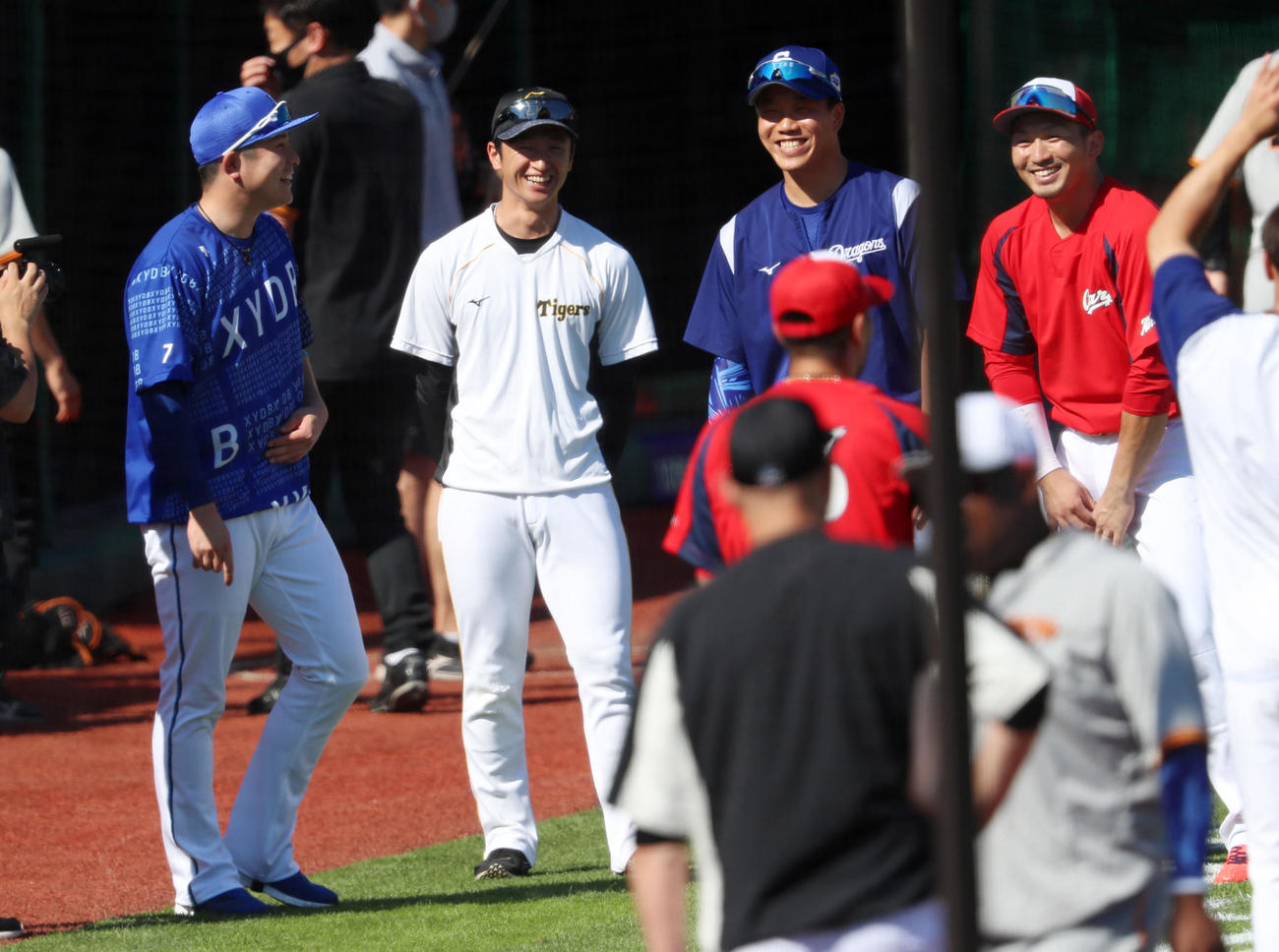 全パ対全セ　近本（左から2人目）は佐野（左）、柳（左から3人目）、鈴木と談笑する（撮影・加藤哉）