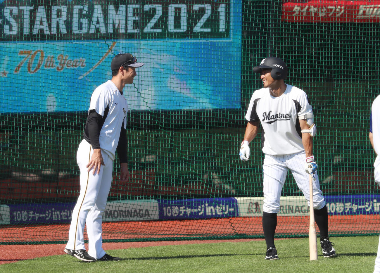 全パ対全セ　荻野貴（右）と談笑する近本（撮影・加藤哉）