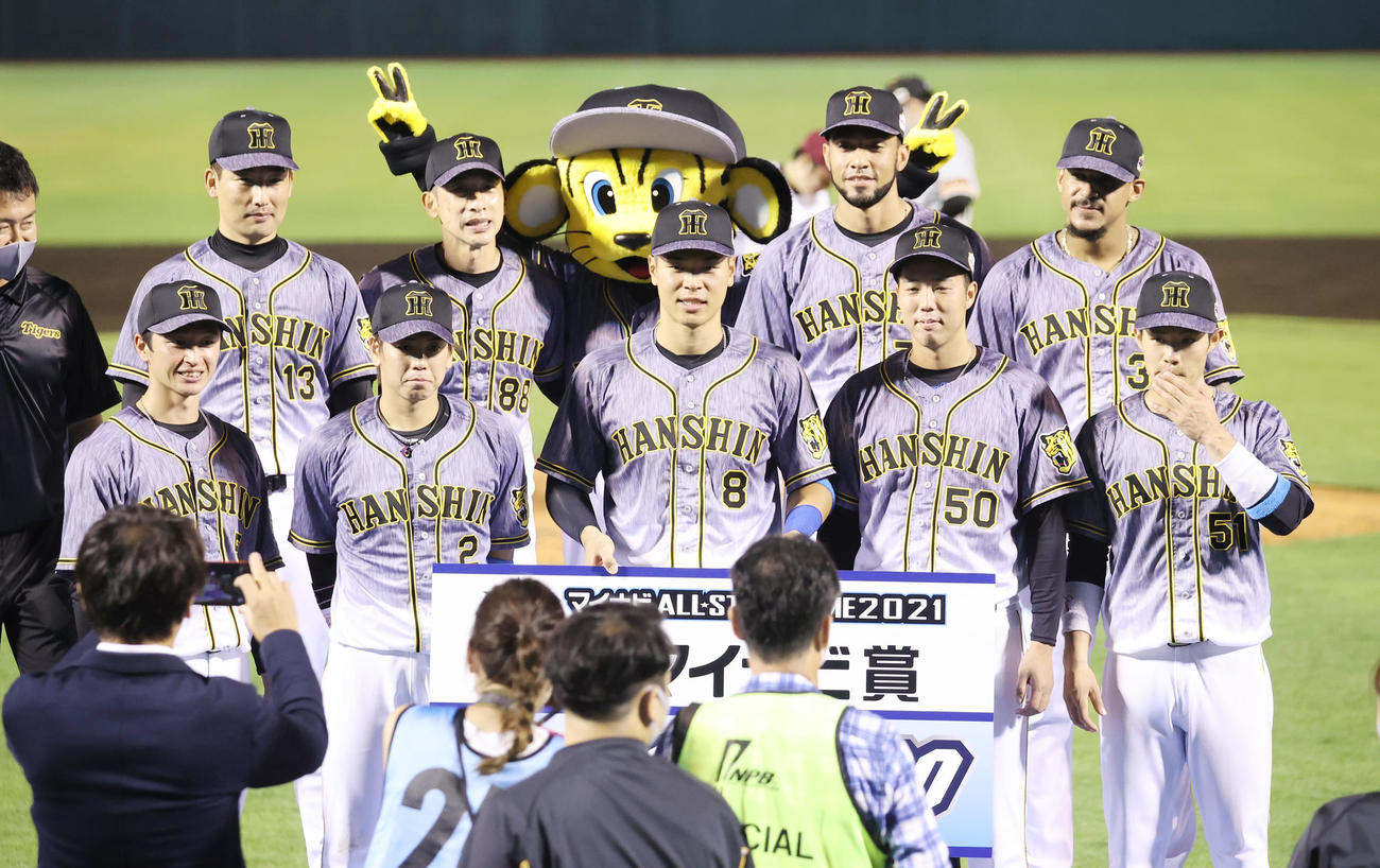 全パ対全セ　試合後記念写真に納まる阪神の選手たち。前列左から近本、梅野、佐藤輝、青柳、中野、後列左から岩崎、矢野監督、トラッキー、スアレス、マルテ（撮影・垰建太）
