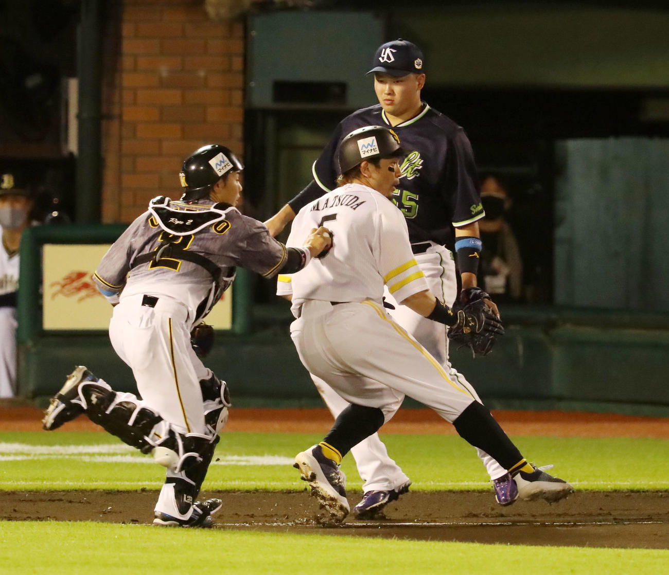 全パ対全セ　7回裏全パ無死一塁、梅野は栗原の二ゴロで三・本間に挟まれた代走松田にタッチする（撮影・加藤哉）