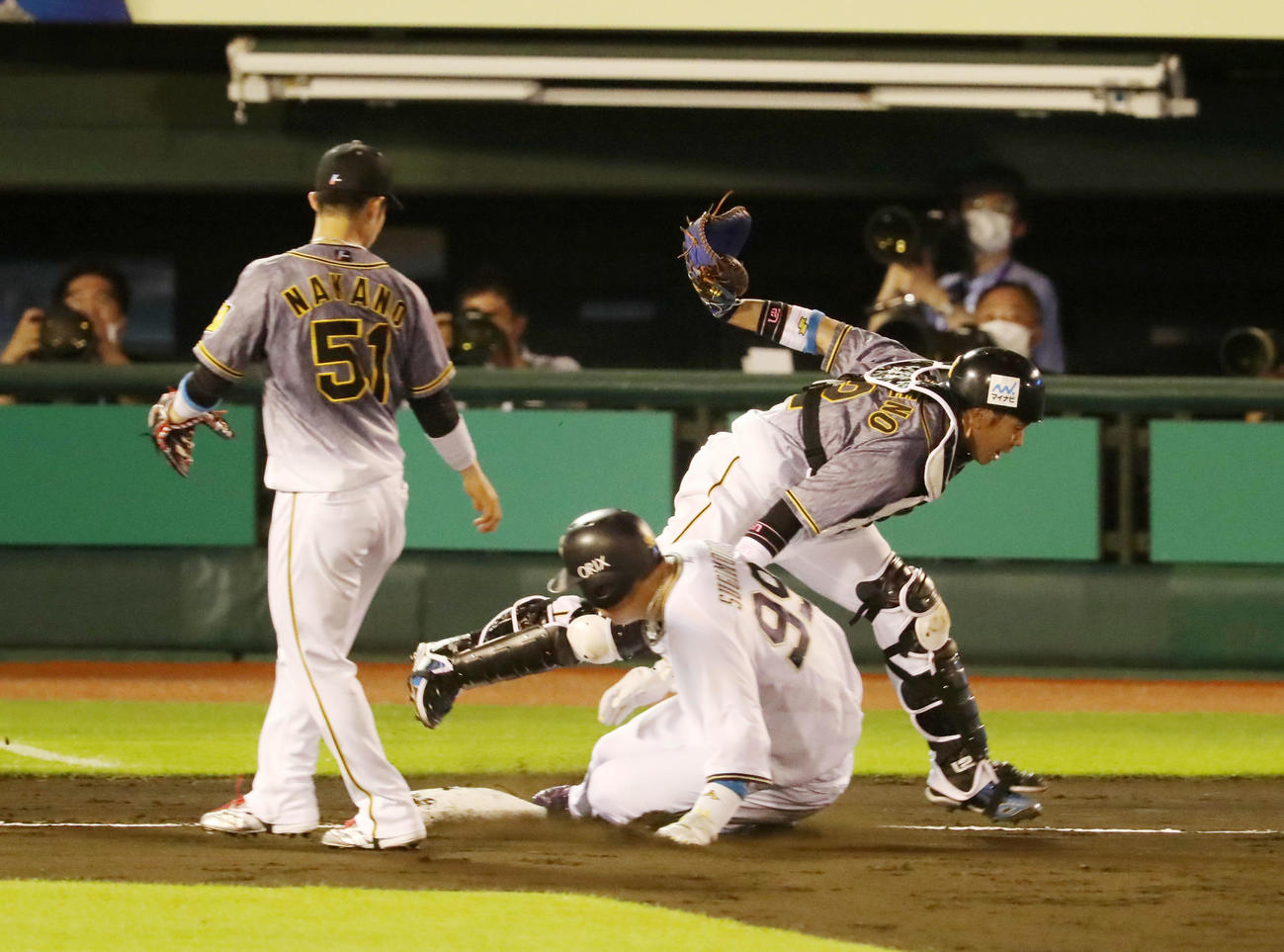全パ対全セ　7回裏全パ無死一、三塁、梅野は栗原の二ゴロで三・本間に挟まれた代走松田にタッチする（撮影・加藤哉）