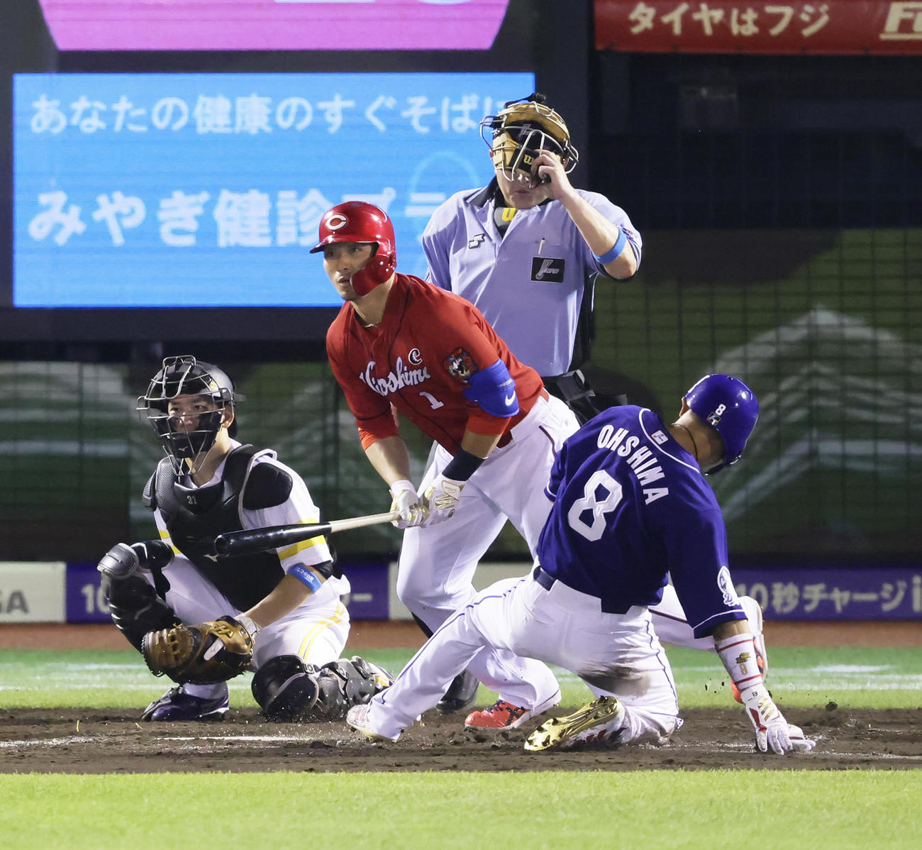 全パ対全セ　8回表全セ2死二、三塁、鈴木誠（中央）は二ゴロに倒れる。右は本盗を試みた三塁走者大島（撮影・足立雅史）