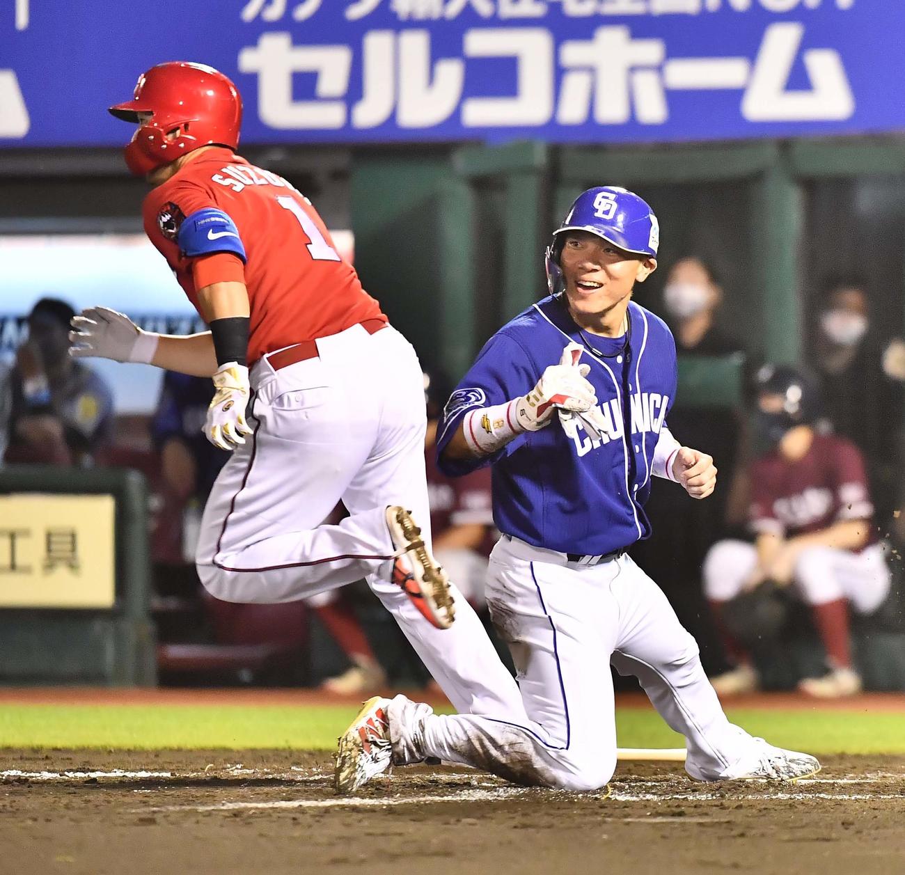 「マイナビオールスターゲーム2021」第2戦　8回表全セ2死二、三塁、大島はホームスチールで本塁へ滑り込むも鈴木が二ゴロに倒れ生還ならず（撮影・上田博志）