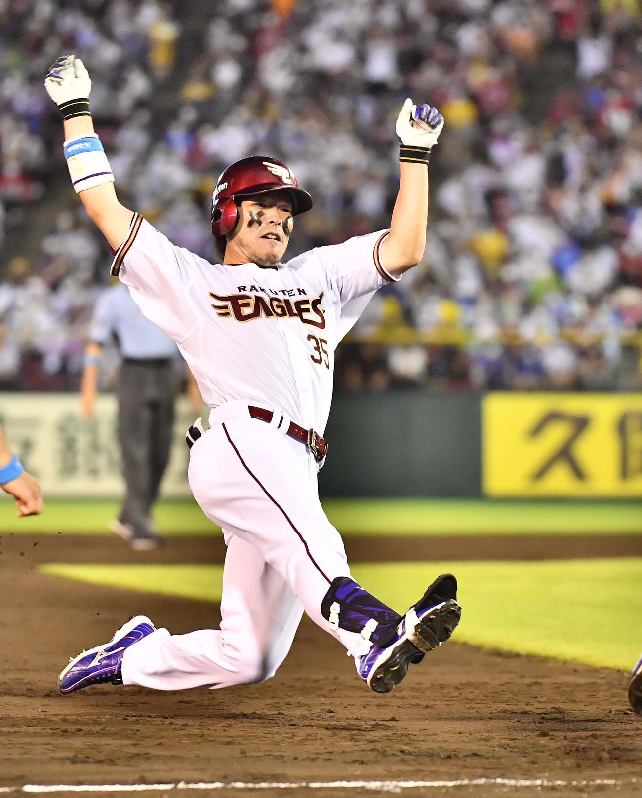 「マイナビオールスターゲーム2021」第2戦　8回裏全パ1死一塁、島内は左翼線へ勝ち越し適時二塁打を放ち送球間に三塁へ滑り込む（撮影・上田博志）