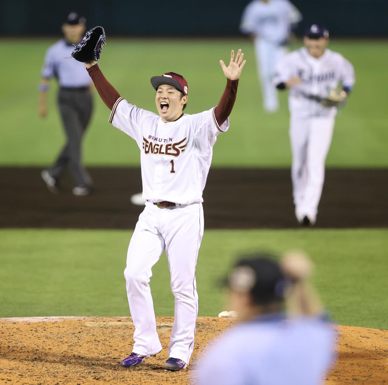 全パ対全セ　全セに勝利しバンザイで喜ぶ全パ松井（撮影・垰建太）