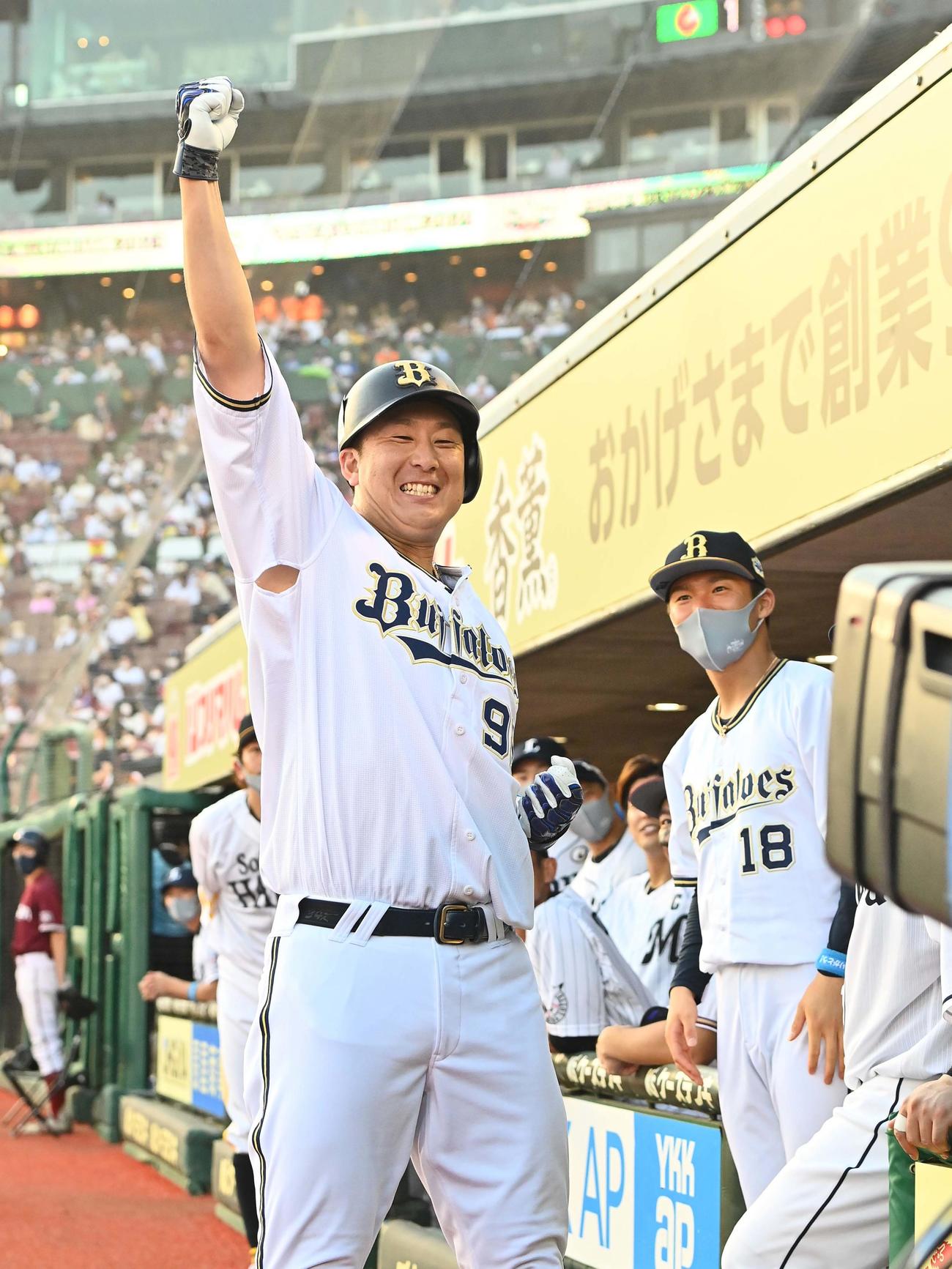 全パ対全セ　2回裏全パ2死、左中間へ同点本塁打を放ち渾身（こんしん）のラオウポーズを見せる杉本（撮影・上田博志）
