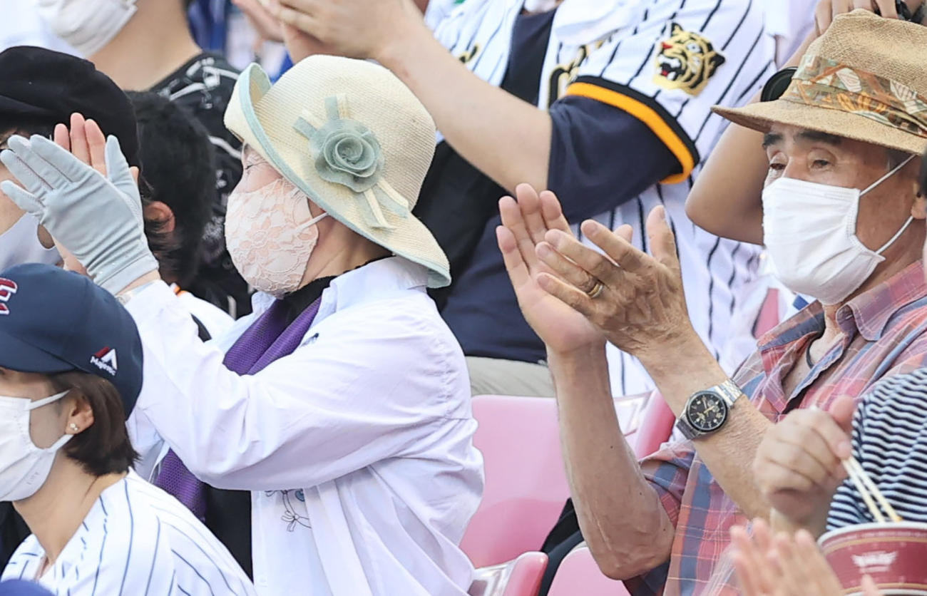 全パ対全セ　2回表全セ1死、佐藤輝の先制ソロ本塁打に手をたたく祖母美智恵さん（左）と祖父勲さん（撮影・垰建太）