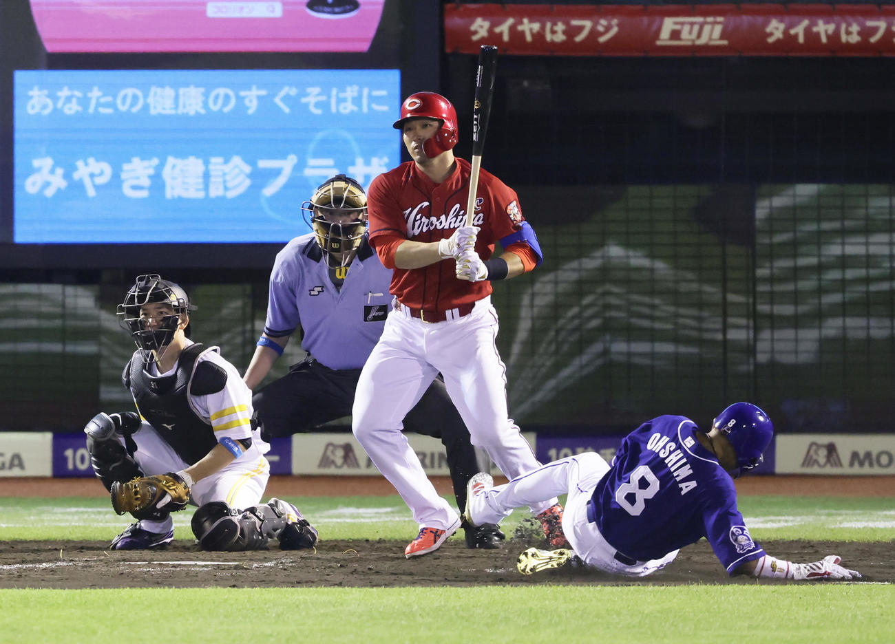 全パ対全セ　8回表全セ2死二、三塁、鈴木誠（中央）は二ゴロに倒れる。右は本盗を試みた三塁走者大島（撮影・足立雅史）