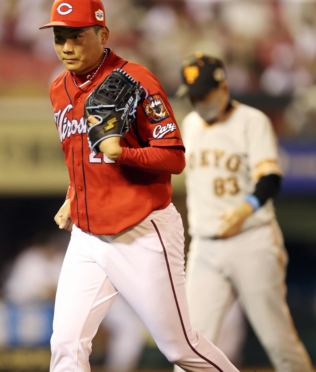 全パ対全セ　8回裏途中、降板する栗林。後方は原監督（撮影・狩俣裕三）
