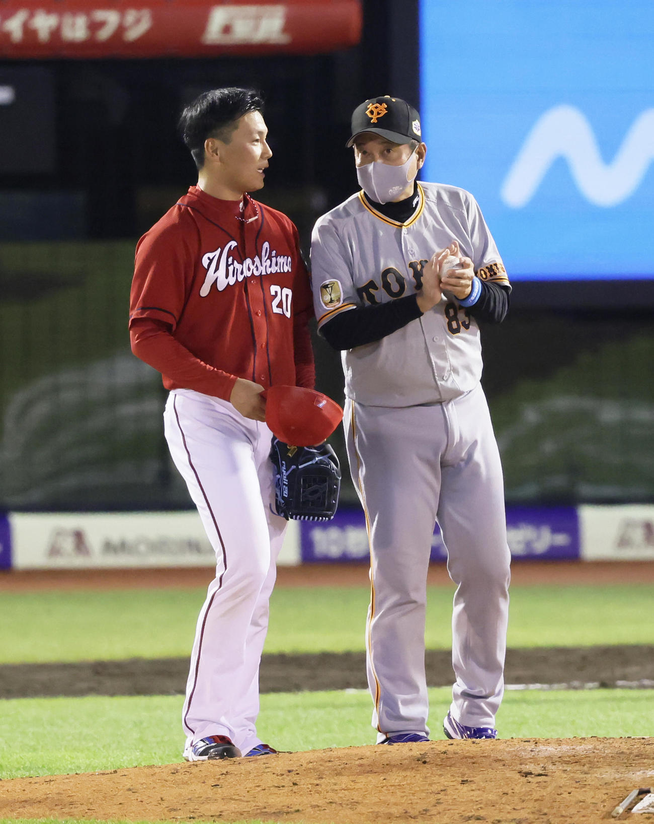 全パ対全セ　8回途中、全セ栗林（左）の交代を告げマウンドで声をかける原監督（撮影・足立雅史）