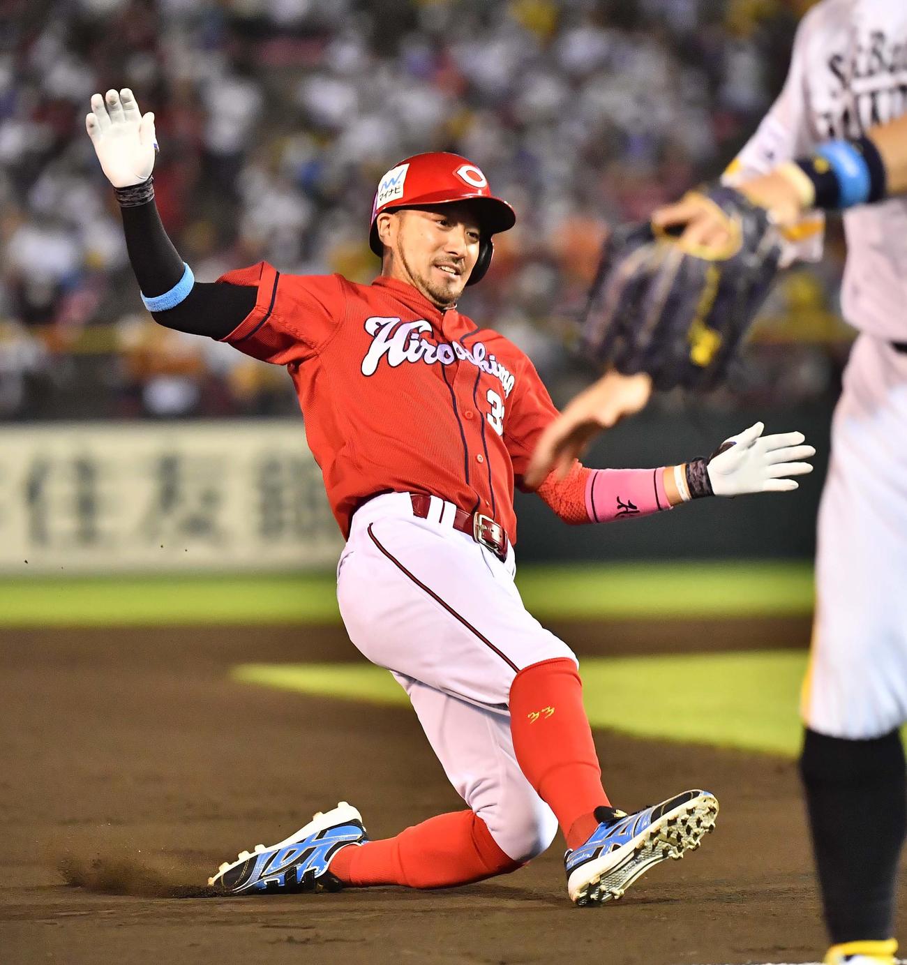 「マイナビオールスターゲーム2021」第2戦　8回表全セ無死一塁、坂本勇人の二塁打で三塁へ滑り込む菊池（撮影・上田博志）