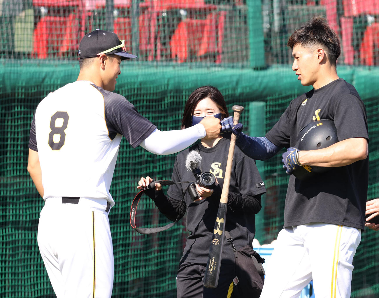 全パ対全セ　試合前、タッチを交わす佐藤輝（左）と柳田（撮影・狩俣裕三）