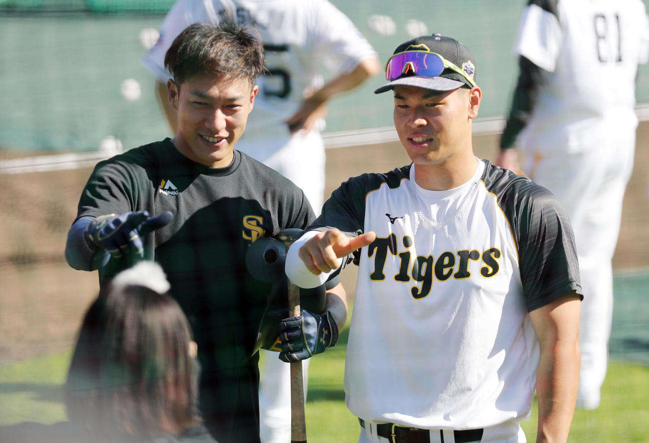 全パ対全セ　試合前、笑顔でZポーズを決める全セ佐藤輝（右）と全パ柳田（撮影・垰建太）