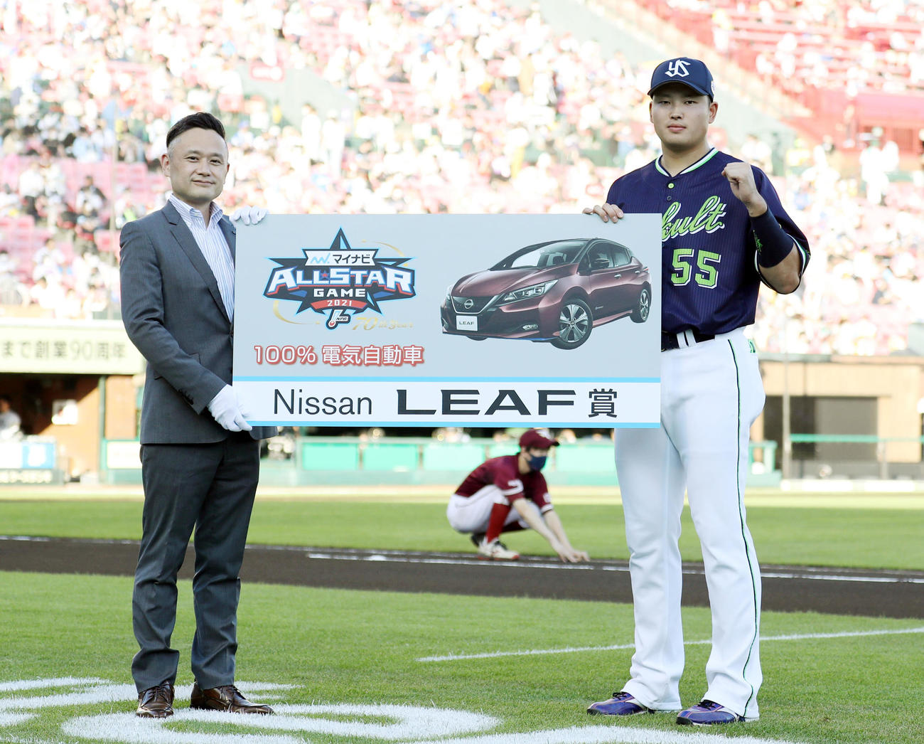 ホームランダービーで日産リーフ賞を受賞する村上（右）。左は日産自動車株式会社日本マーケティング本部副本部長の増田氏（撮影・狩俣裕三）